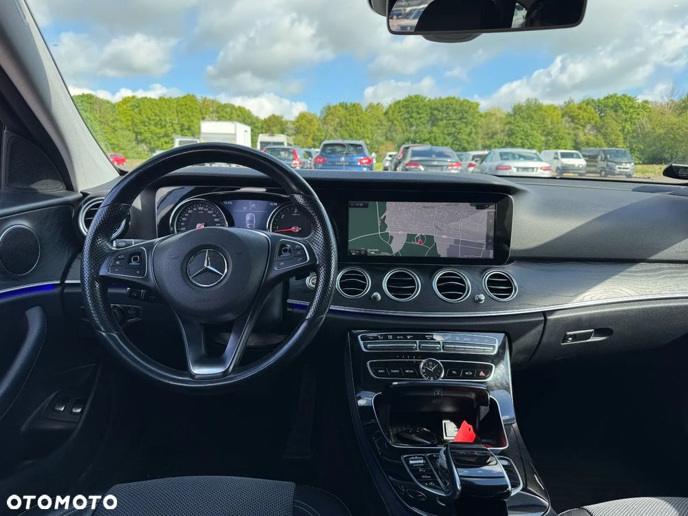 Mercedes-Benz Klasa E 220 d 4-Matic 9G-TRONIC - 29