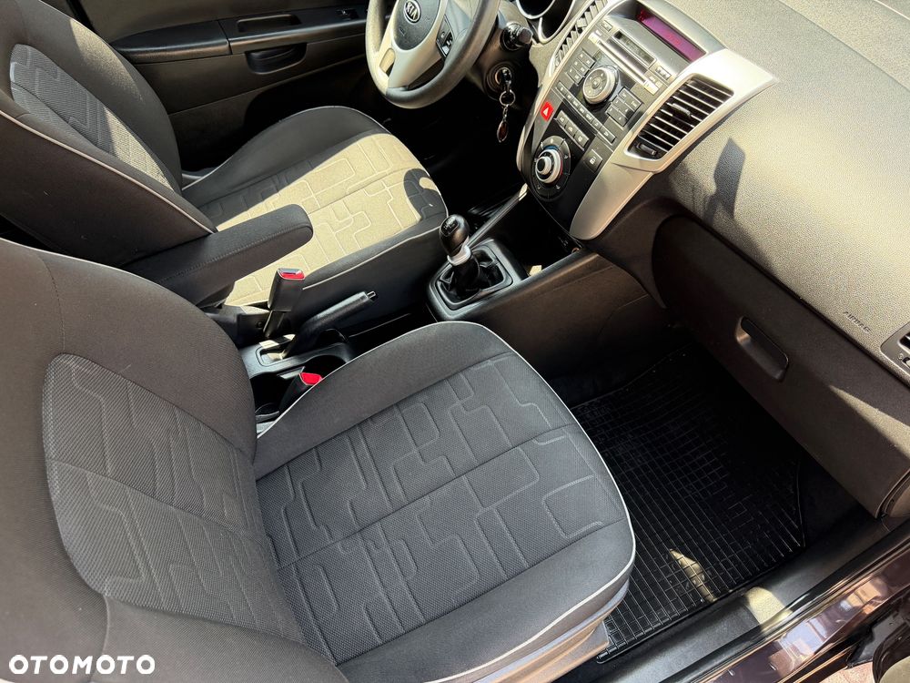 Kia Venga - 10