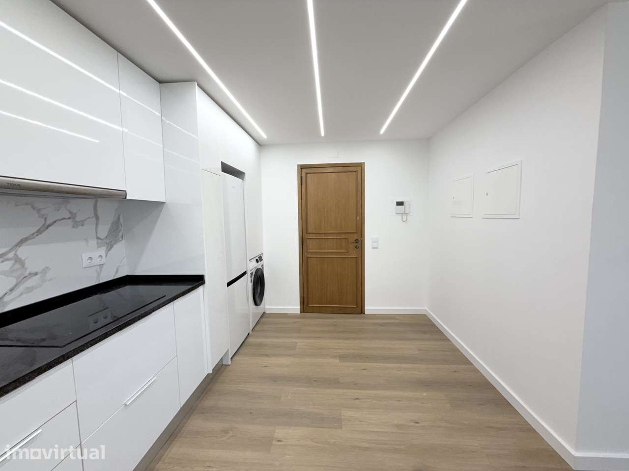 Apartamento T1 transformado em T2, totalmente remodelado com vista mar - Grande imagem: 2/38