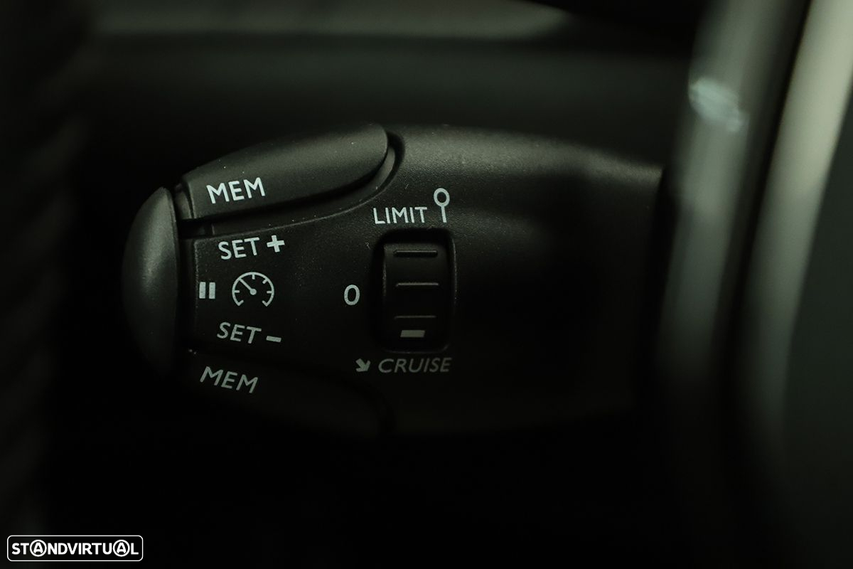 Peugeot 2008 1.2 PureTech Allure - 17