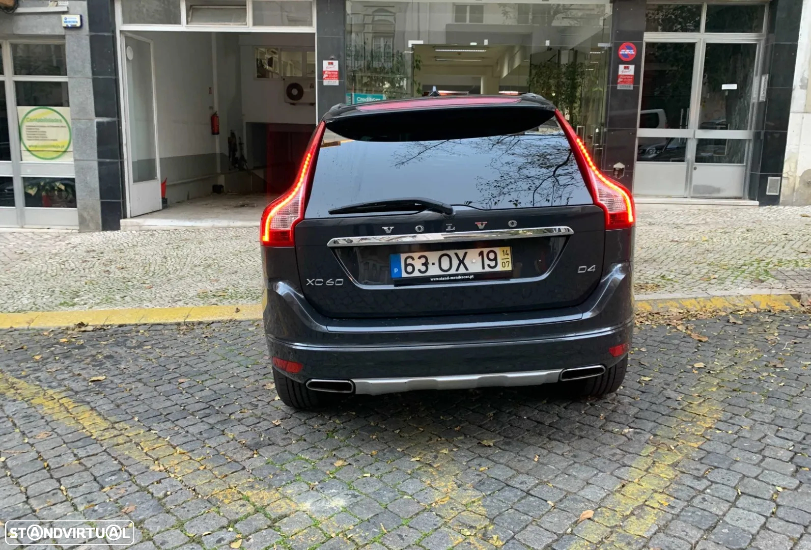 Volvo XC 60 2.0 D4 R-Design Summum Geartronic - 2