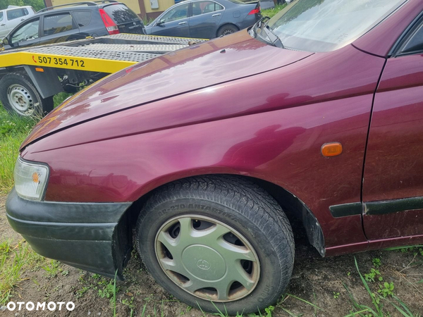 TOYOTA CARINA E 92-98 1996 r. LIFTBACK 3L3 BŁOTNIK LEWY PRZÓD PRZEDNI LP EU