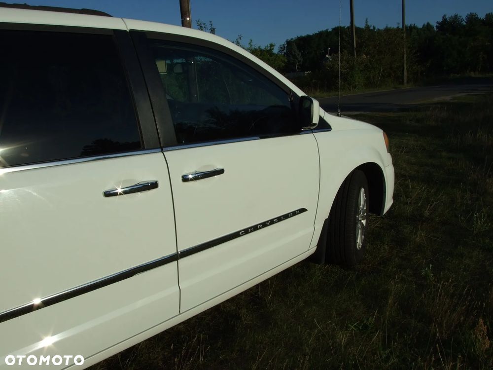 Chrysler Town & Country - 8