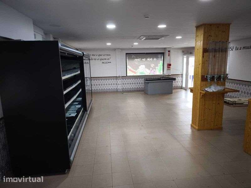 Loja comercial com boa exposição e localização - Póvoa de Sta Iria. - Grande imagem: 2/4