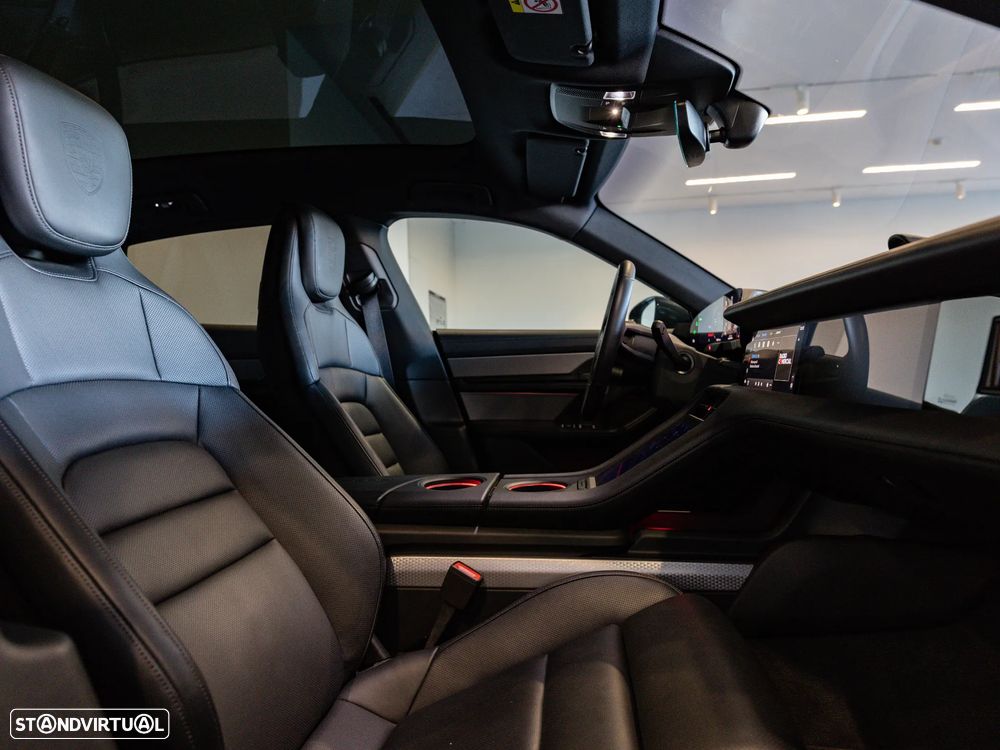 Porsche Taycan Cross Turismo 4 - 32