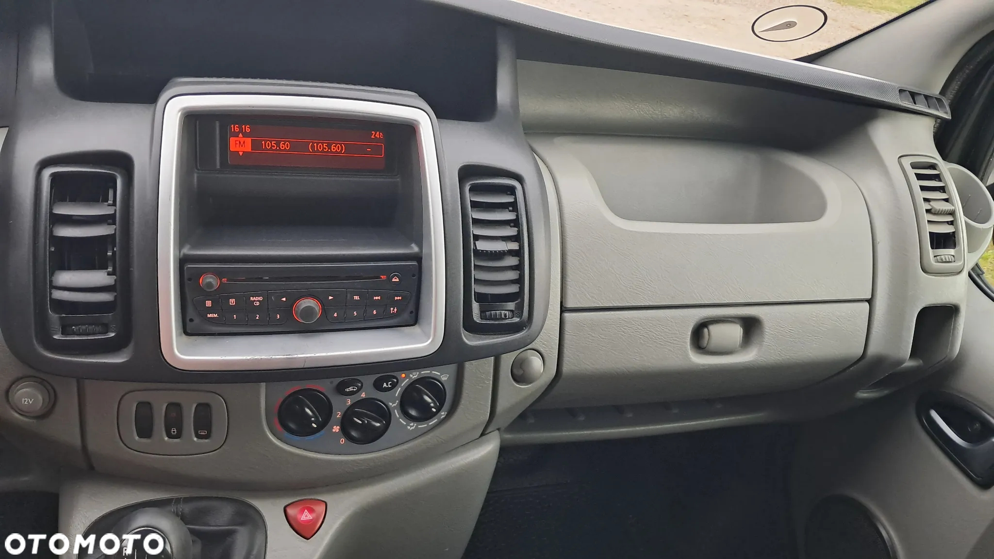 Renault Trafic 2.0 dCi 115 FAP Grand Passenger Black Edition - 17