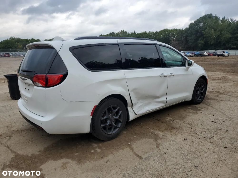 Chrysler Pacifica - 4