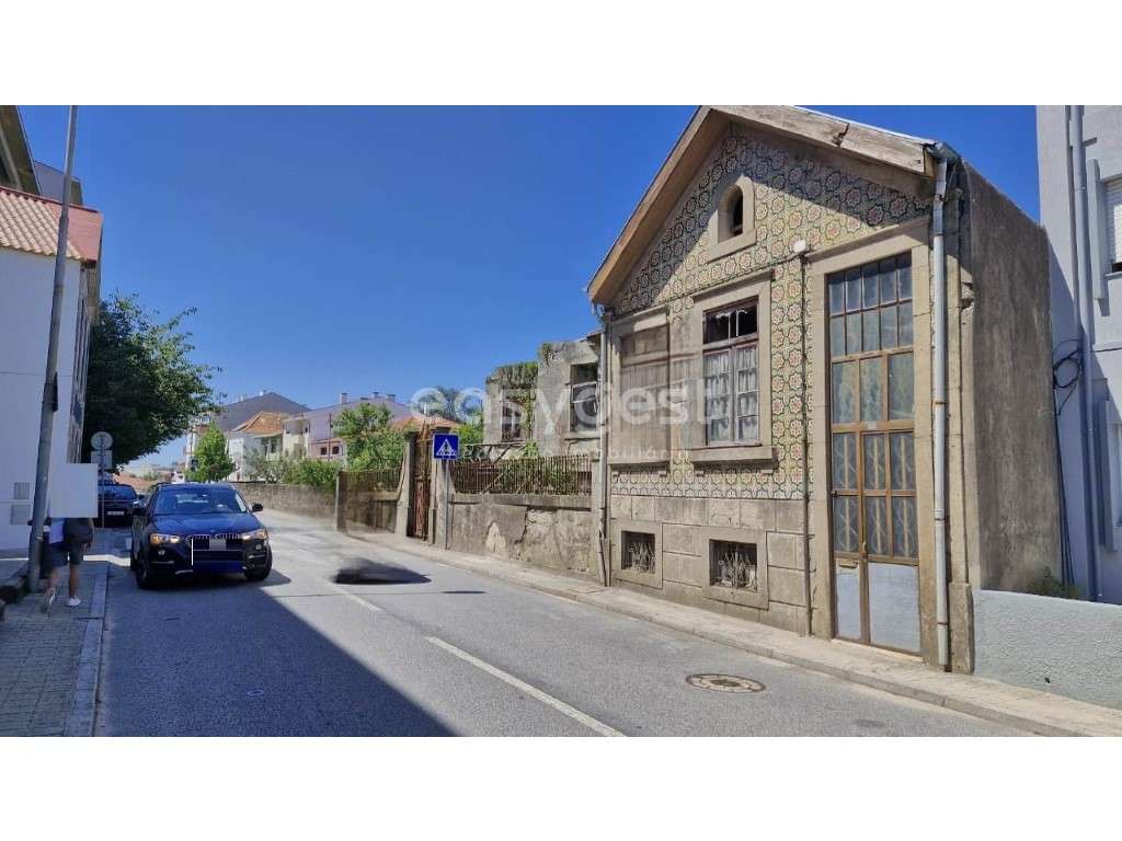 Terreno de 2 frentes com Moradia para restaurar a 900m do Hospital SJ - Grande imagem: 2/8