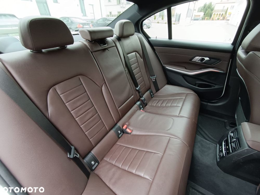 BMW Seria 3 330i xDrive Sport Line - 25