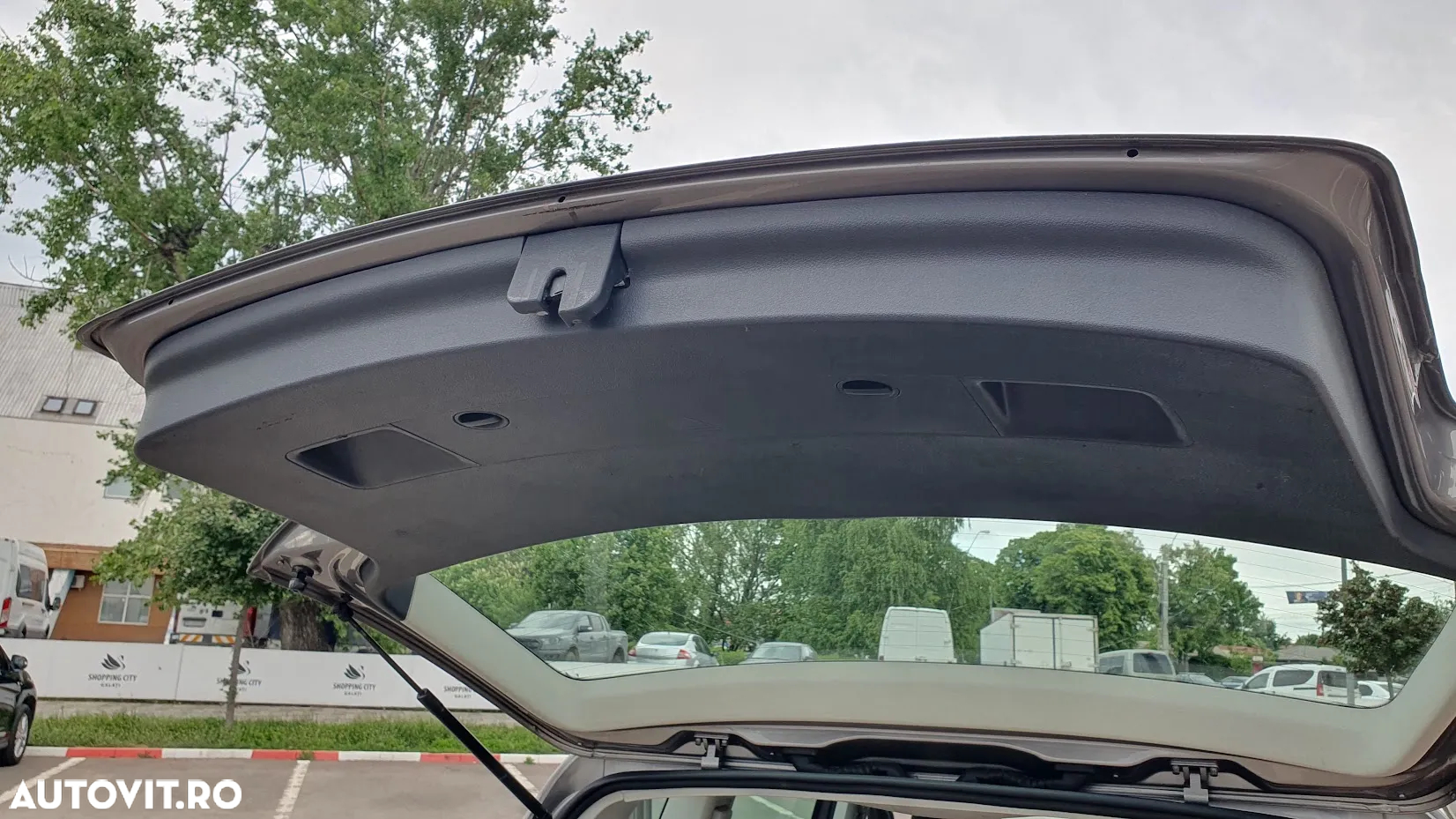 Volkswagen Touran 1.9 TDI DSG United - 29