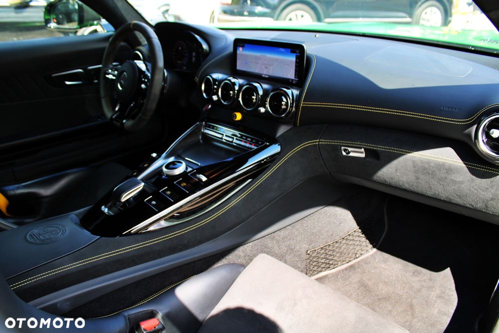 Mercedes-Benz AMG GT R - 22