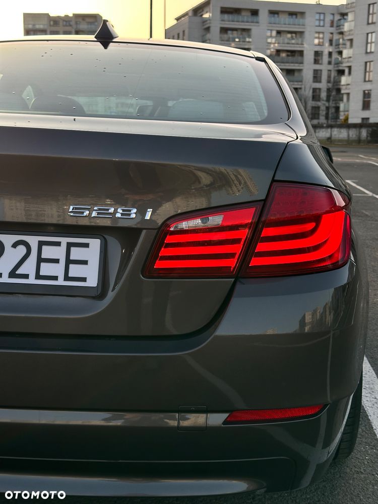 BMW Seria 5 528i xDrive Sport-Aut - 2