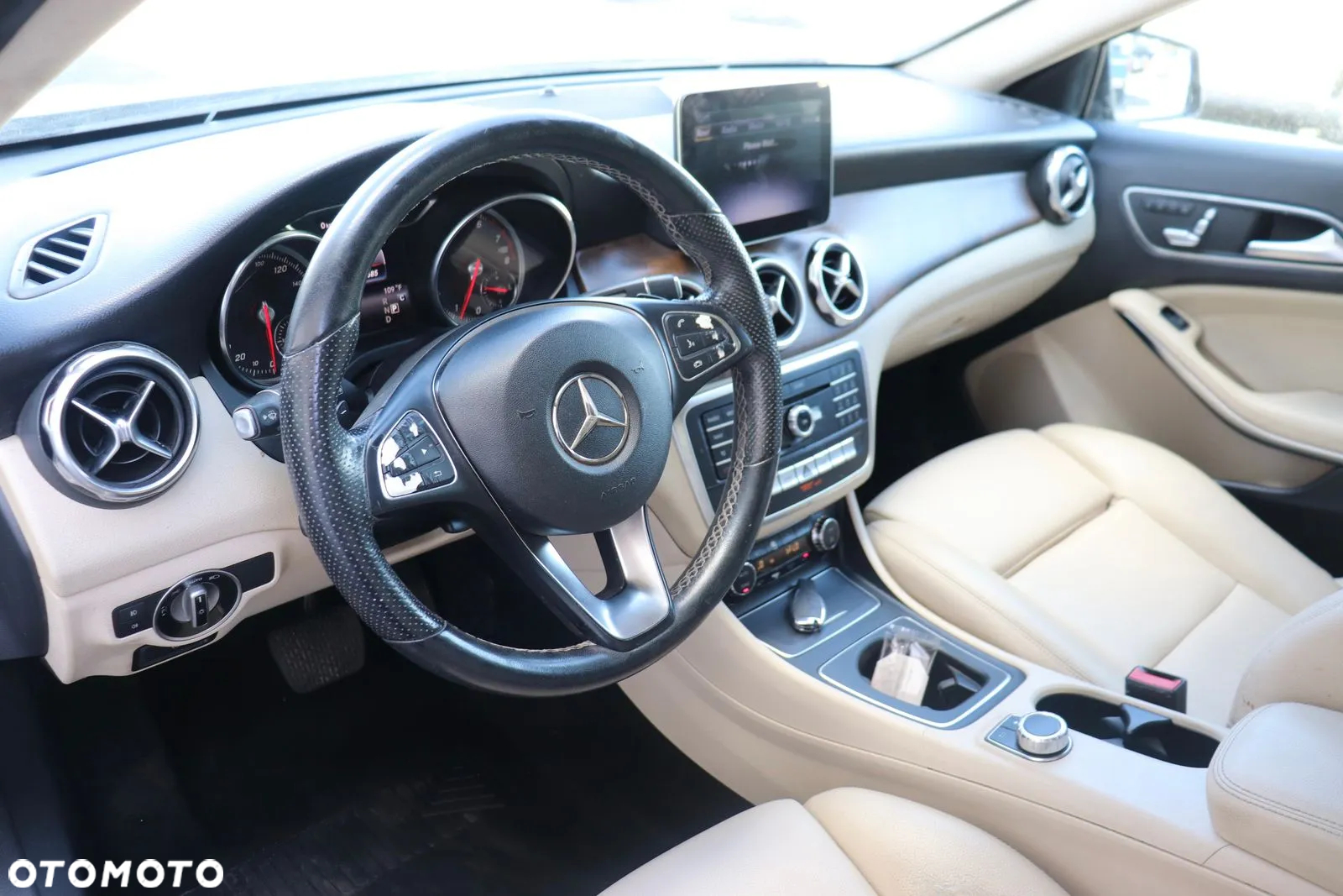 Mercedes-Benz GLA - 13