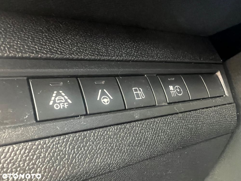 Peugeot 3008 Plug-In Hybrid 225 e-EAT8 GT - 26