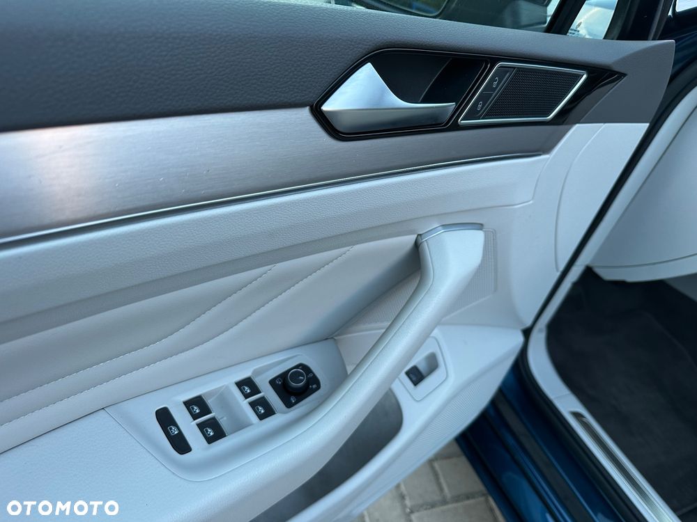 Volkswagen Passat Variant 2.0 TDI SCR DSG Elegance - 31