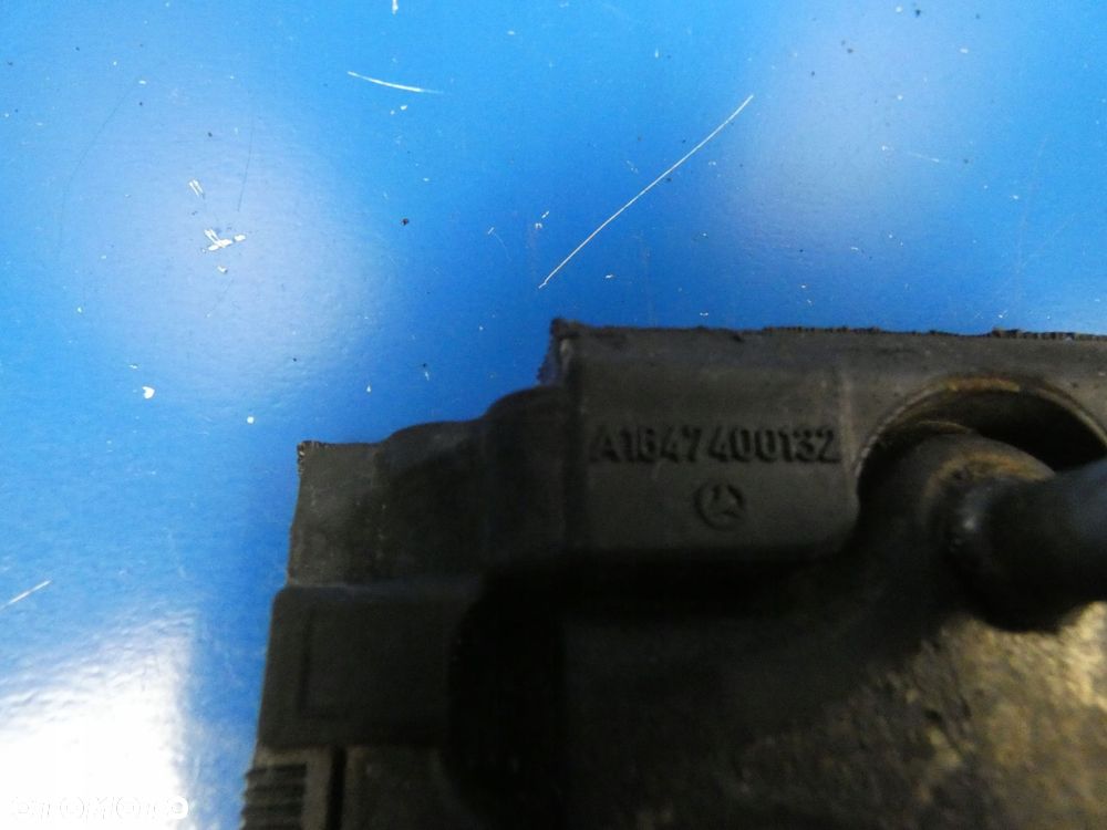 MERCEDES ML W164 RYGIEL KLAPY BAGAŻNIKA - 2