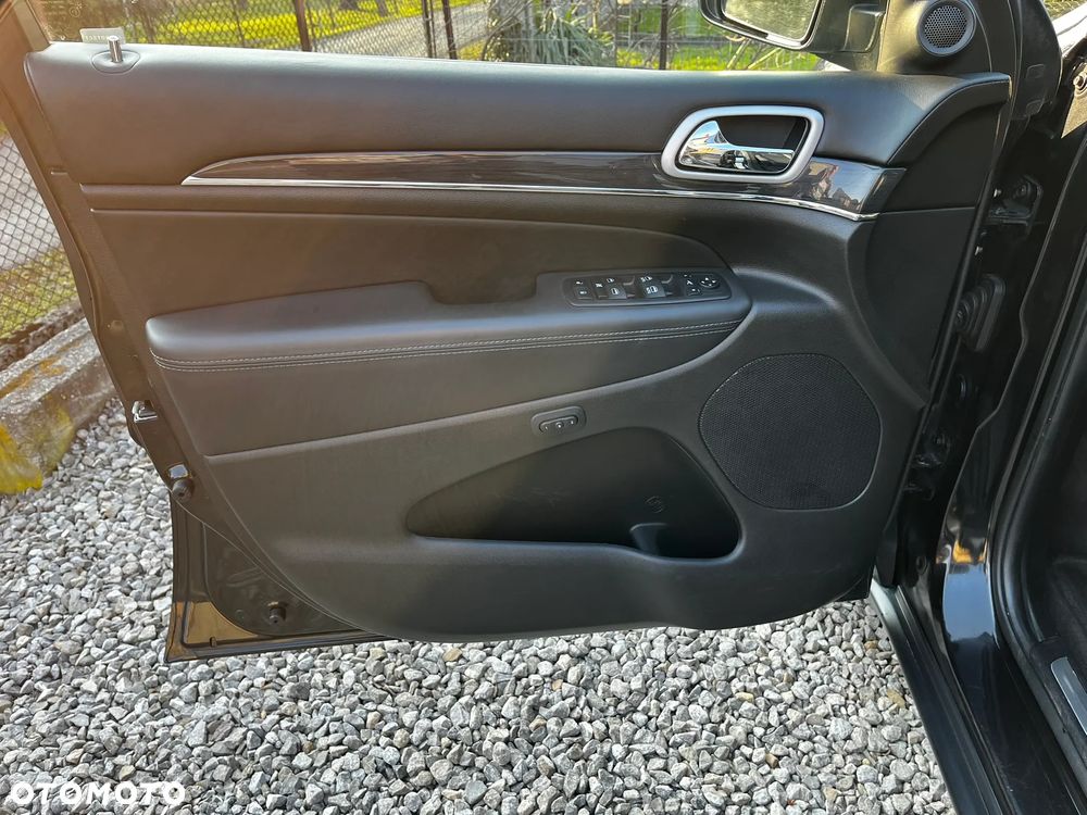 Jeep Grand Cherokee - 25