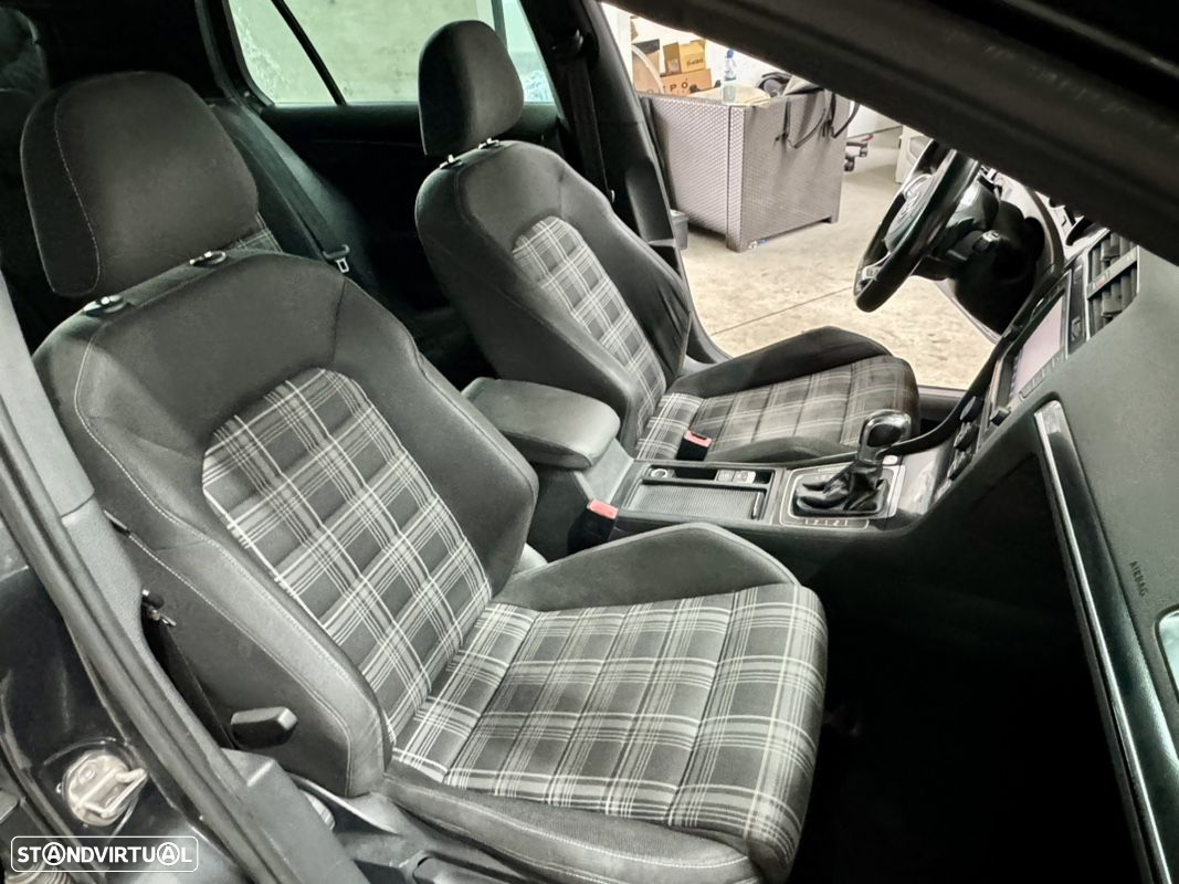 VW Golf 2.0 TDi GTD DSG - 44