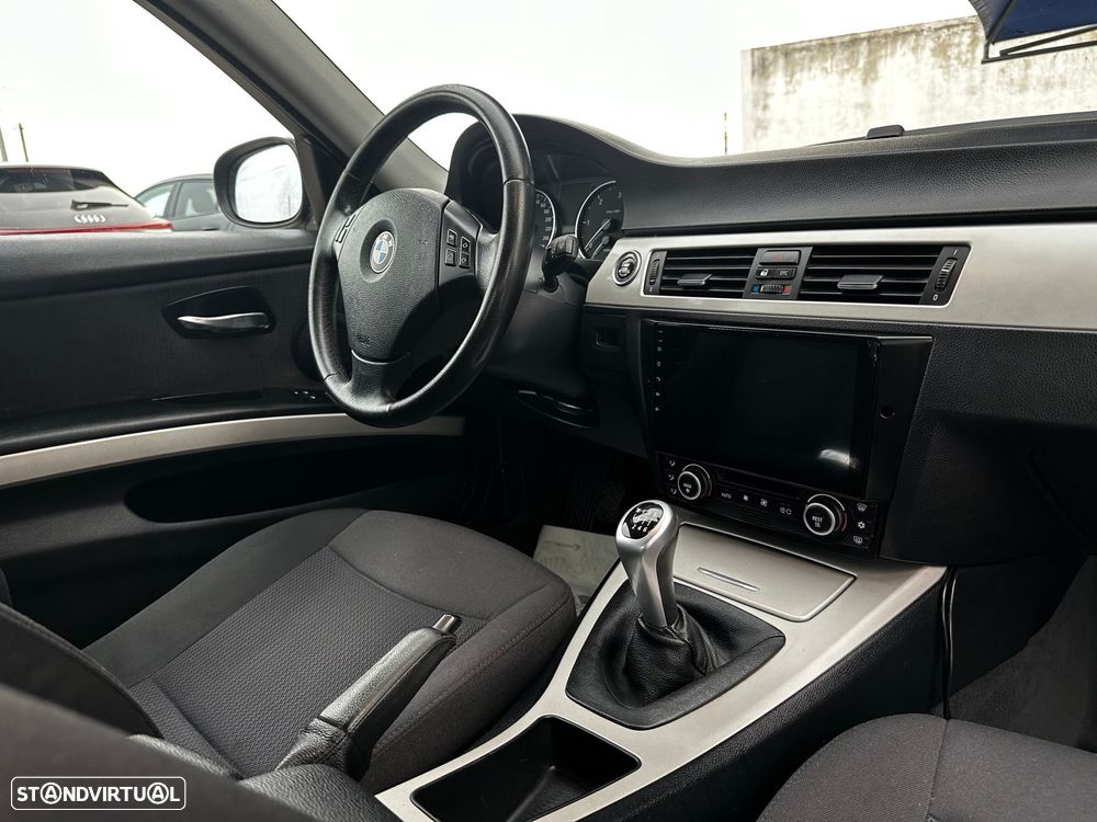 BMW 318 d Dynamic - 25