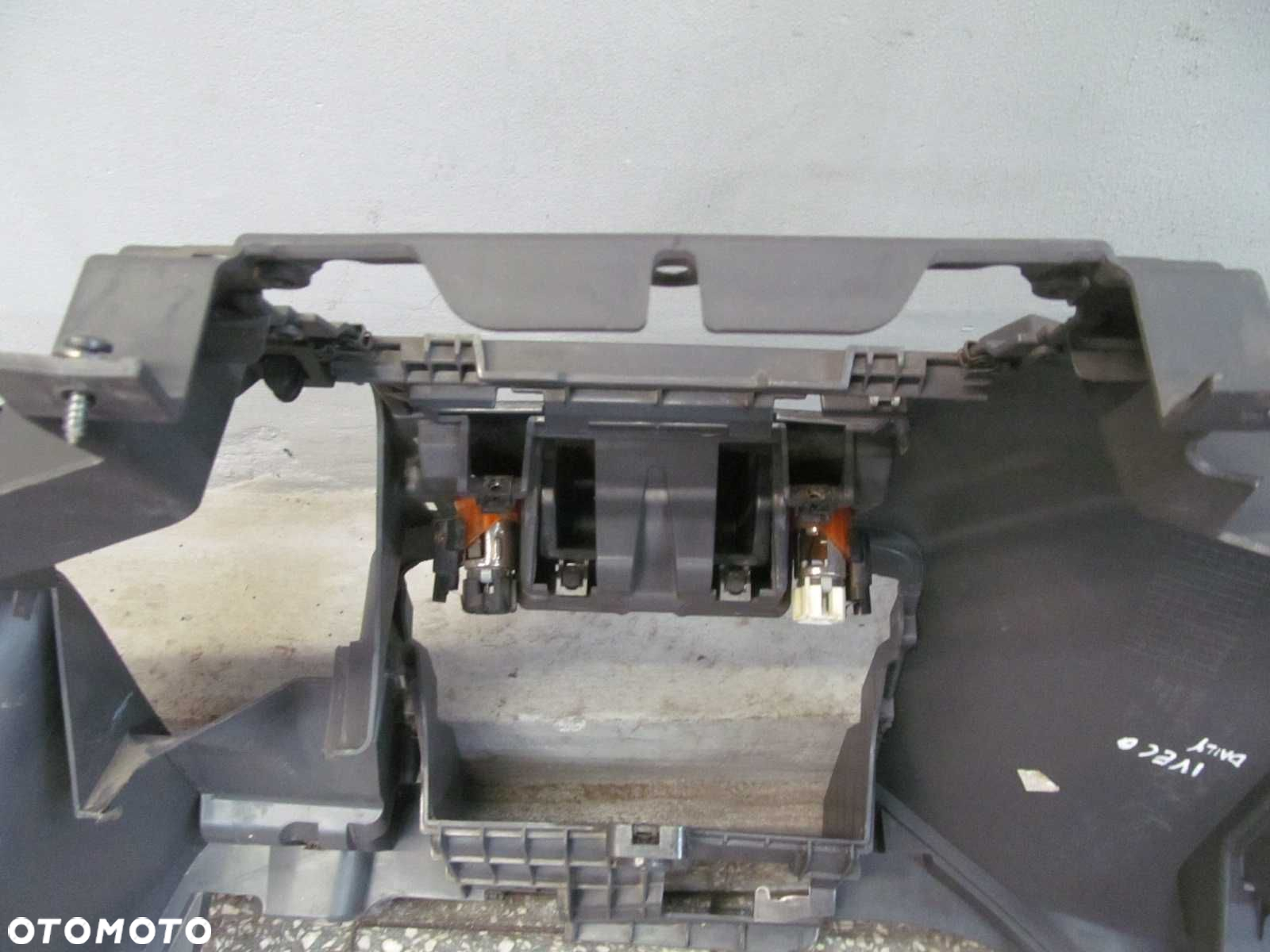 IVECO DAILY IV LIFT 11-14 OSLONA DESKA KONSOLA UK ANGLIK - 8