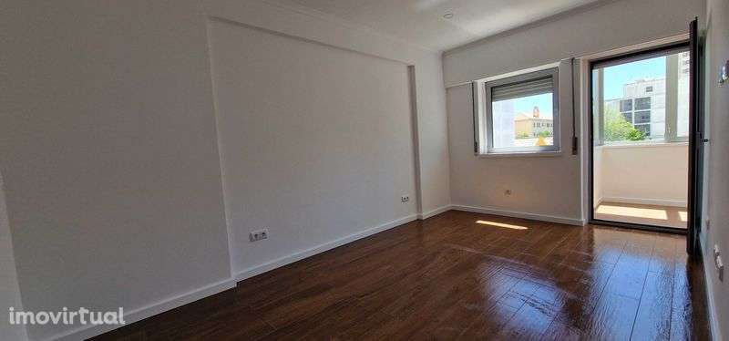 Apartamento T2 no 2º piso, com elevador, garagem e terraço. - Grande imagem: 4/4