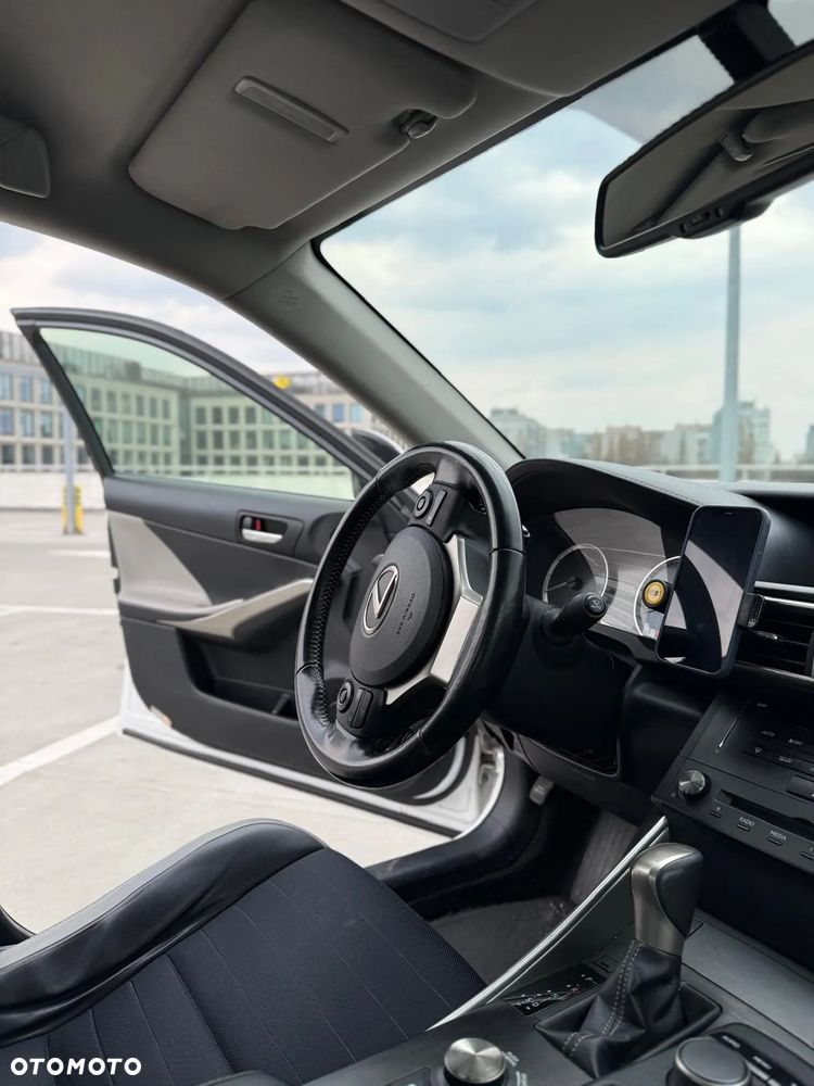 Lexus IS 300h Elegance - 10