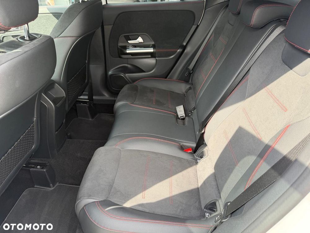 Mercedes-Benz GLA 200 d 4-Matic AMG Line - 12