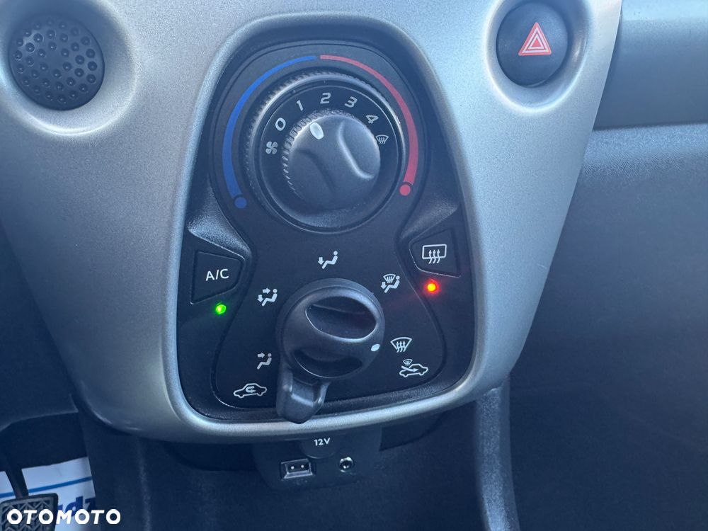 Toyota Aygo x-play touch - 12