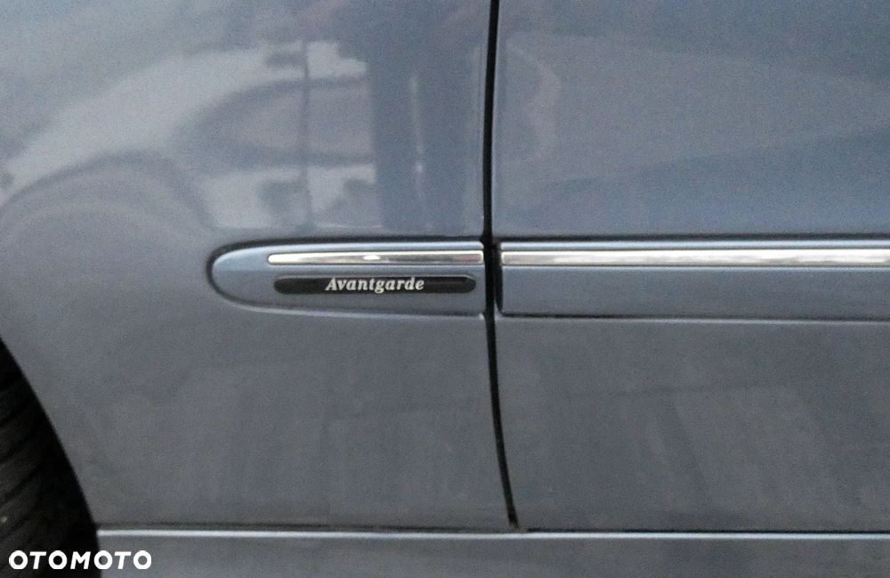 Mercedes-Benz Klasa E 320 T Avantgarde - 32