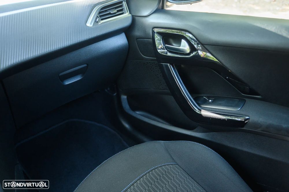 Peugeot 208 1.2 PureTech Signature - 40