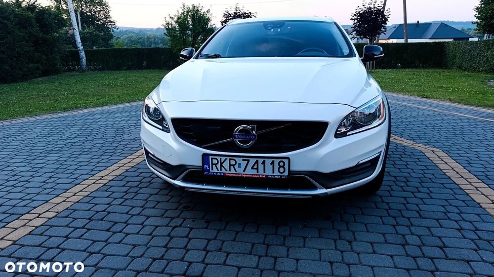 Volvo V60 Cross Country - 1