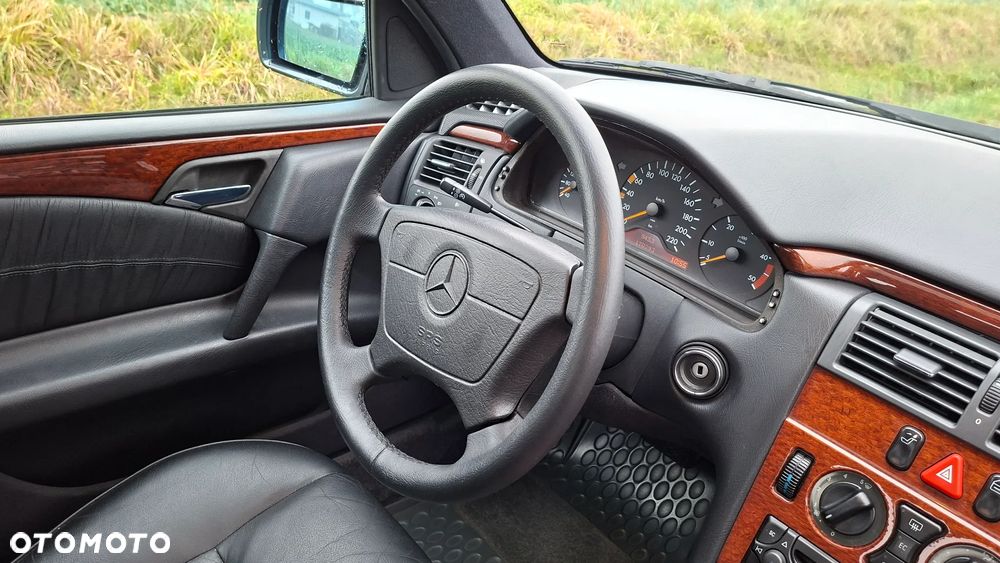 Mercedes-Benz Klasa E - 27