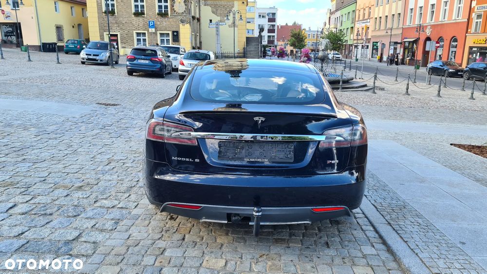 Tesla Model S - 8