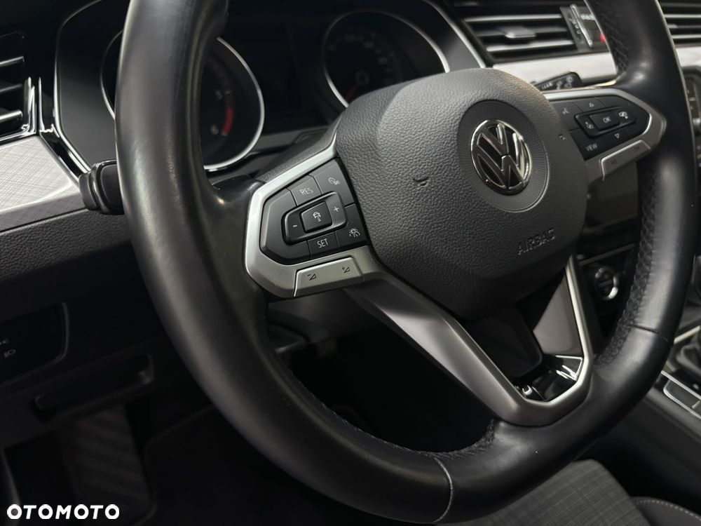 Volkswagen Passat - 11