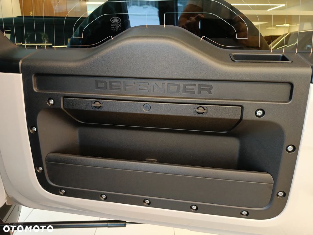 Land Rover Defender - 33