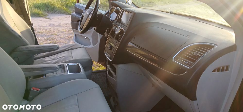 Chrysler Town & Country 3.6 Limited - 19