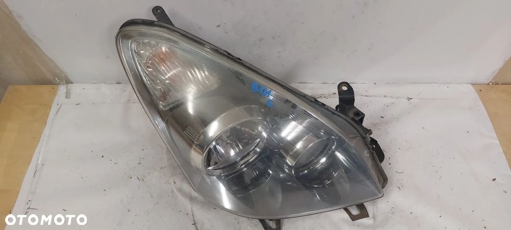 .  PRZOD PRZEDNIA LAMPA PRAWA TOYOTA COROLLA VERSO - 2