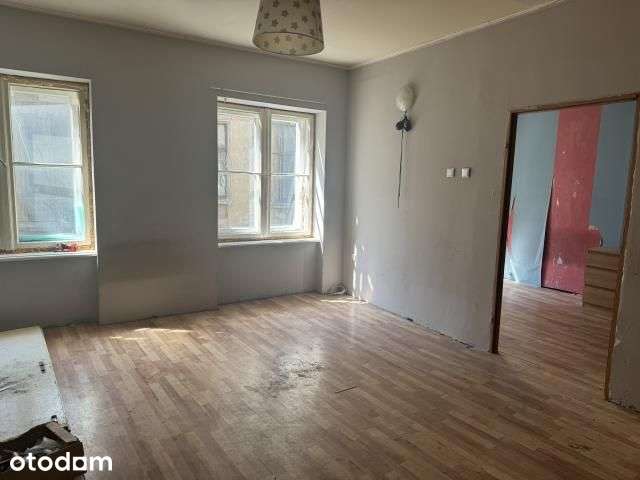 2 piętro 3 pokoje z kaucją zwrotną.