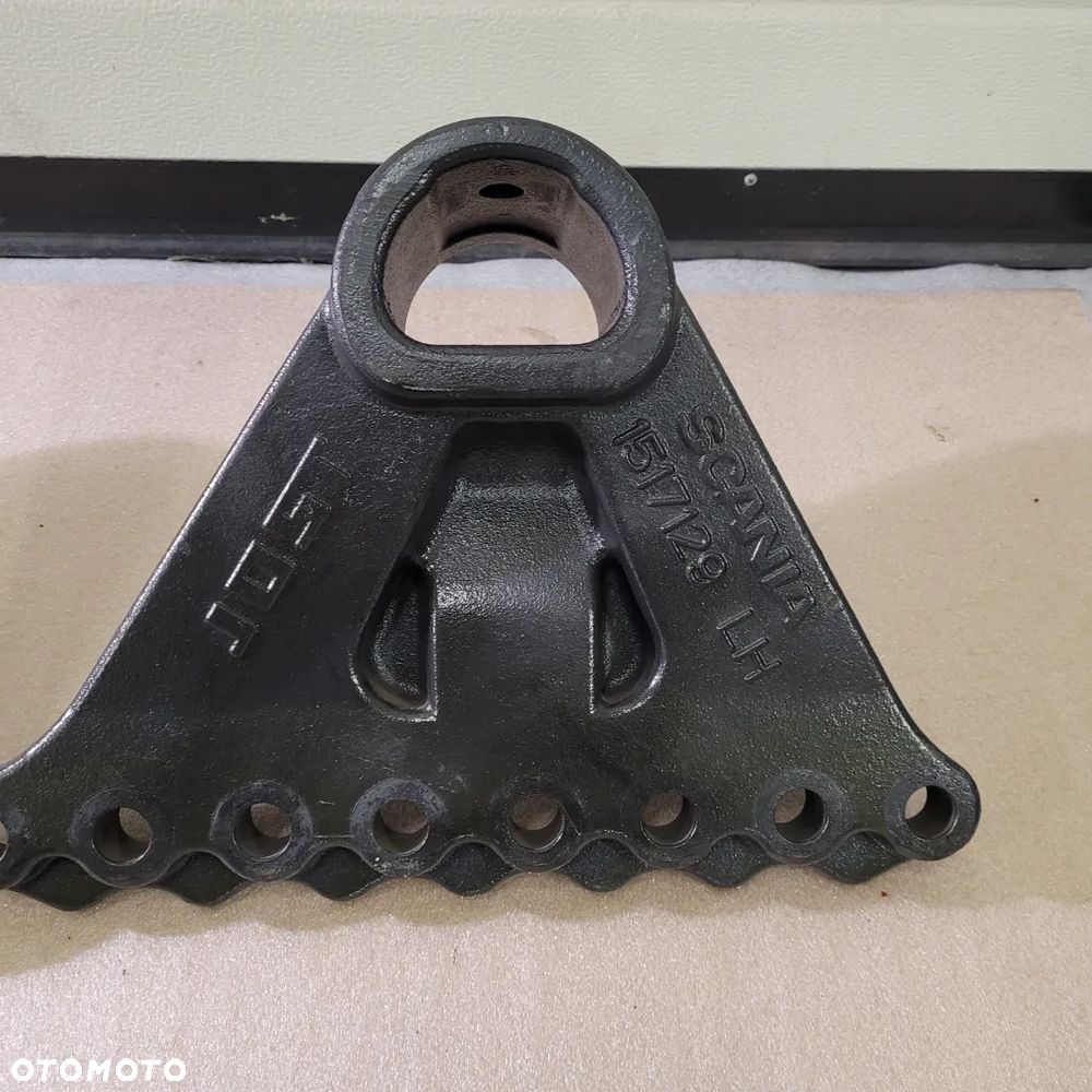 ŁAPY MOCOWANIE SIODŁA JOST SCANIA 1517128 1517129 - 2