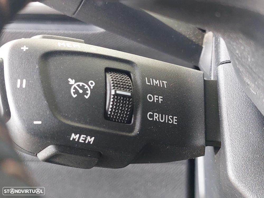 Peugeot 3008 1.5 BlueHDi Active Pack — fotografia 25