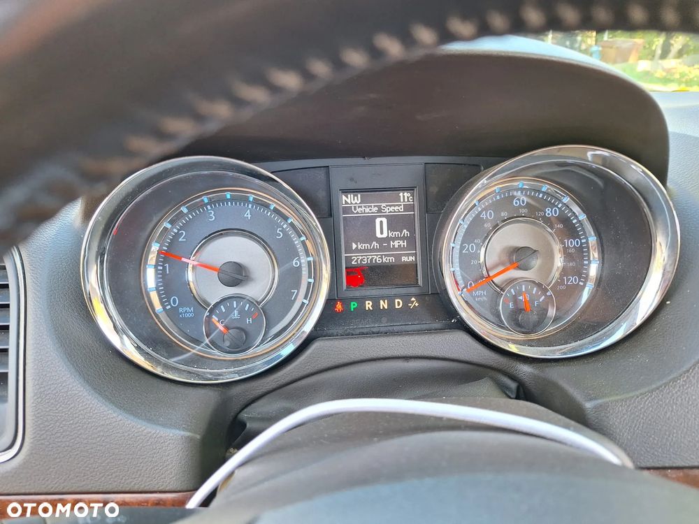 Chrysler Town & Country - 10