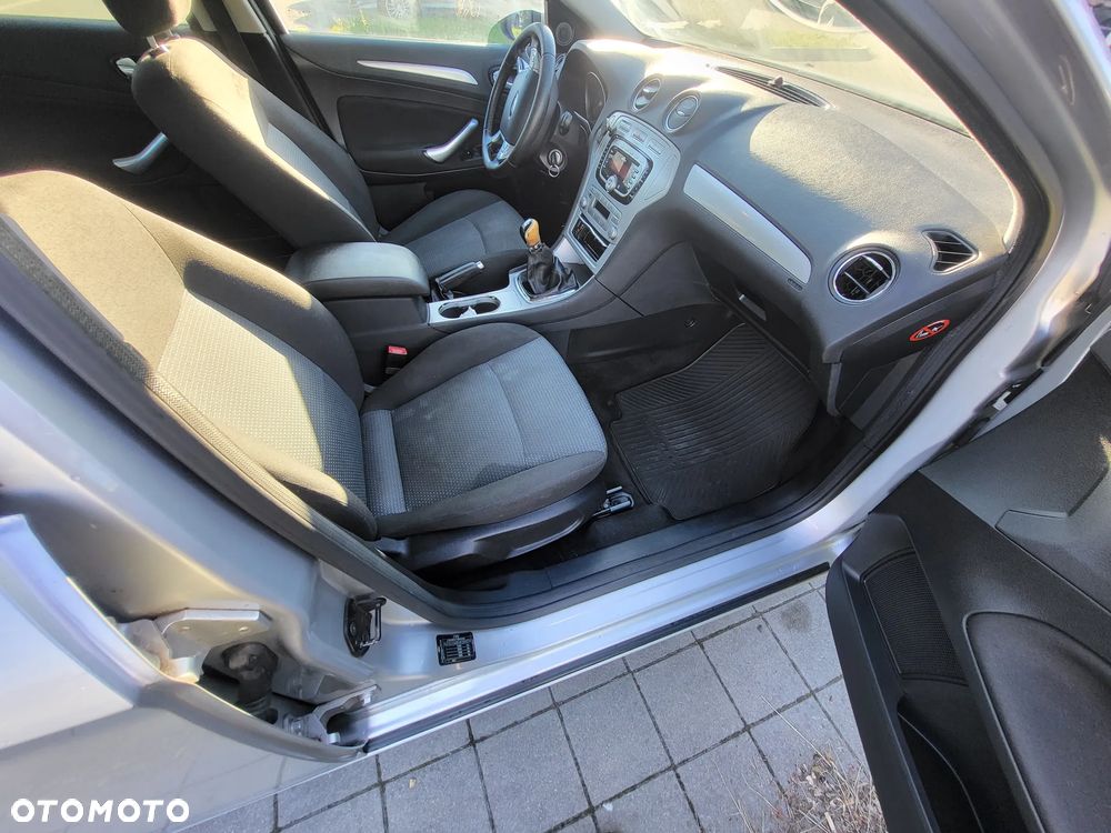 Ford Mondeo 2.0 Ambiente - 11