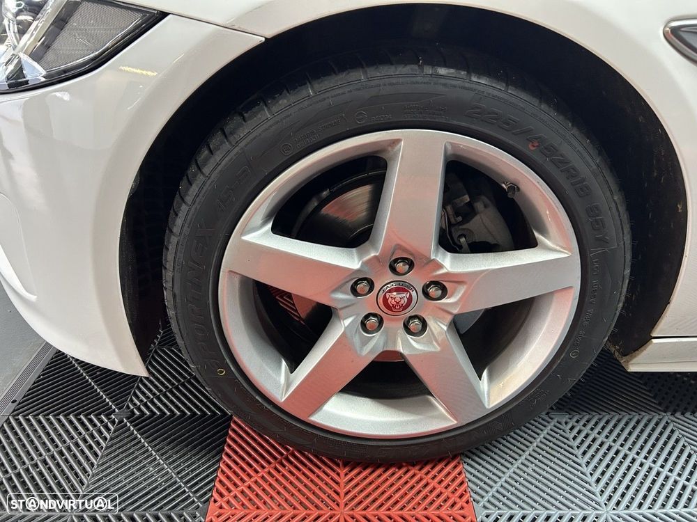 Jaguar XE 2.0 D R-Sport Aut. - 18