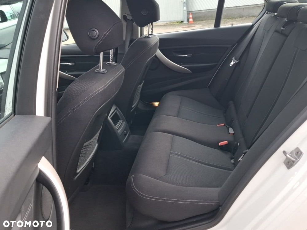 BMW Seria 3 318i - 12