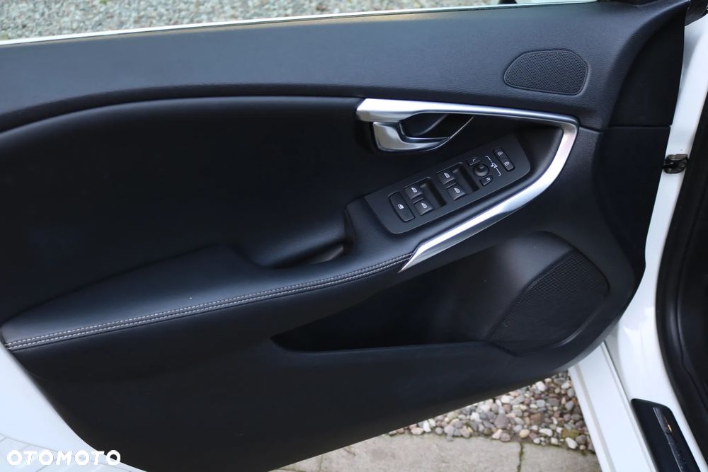 Volvo V40 D4 Drive-E R-Design Momentum - 3