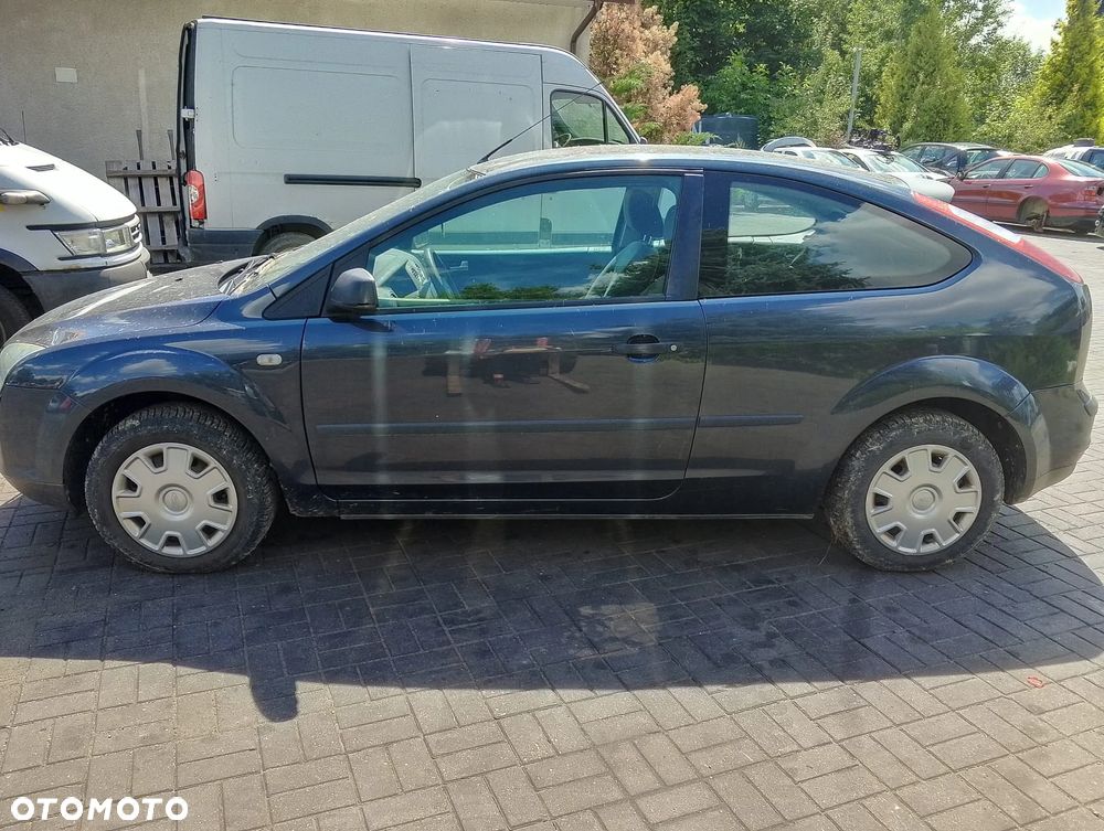 Ford Focus mk2 (04-07r.) 1.6B 100KM. Silnik C16HDEZ Skrzynia CIB5 lakier C6 / 6DYE – Sea Grey.Cały na części. GWARANCJA !!!  Przód Tył Zestaw Komplet Drzwi Klapa Zderzak Błotnik Maska Grill Atrapa Szyba Pas Lampa Lusterko Boczki Fotel Kanapa Kokpit Deska Rozdzielcza Przełącznik Włącznik Sterownik Przewody Wiązka Instalacja Moduł Komputer Czujnik Listwa Pompa Alternator Wtryski Głowica Rozrusznik Kompresor Sprzęgło Dwumas Silnik Skrzynia ABS Klimatyzacji Paliwa Wspomagania Kolektor Turbina Przepustnica Zawór Chłodnica Koło Hak Belka Sanki Zawieszenie Mcpherson Półoś Amortyzator Wydech Tłumik Zacisk Most - 4