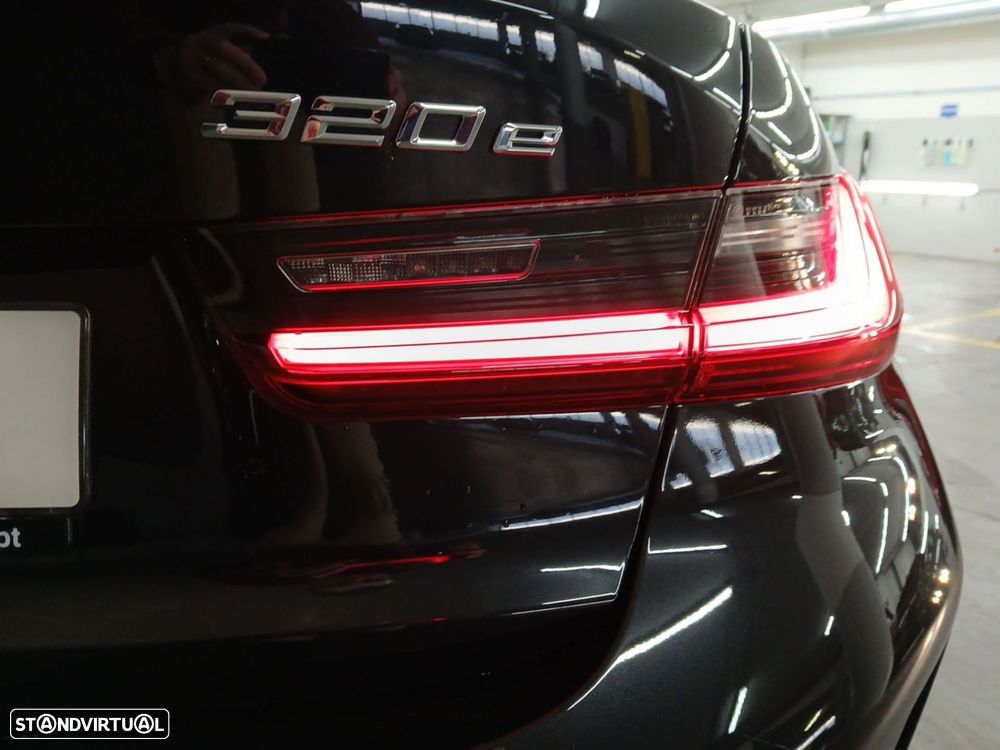 BMW 320 e Pack Desportivo M Auto - 30
