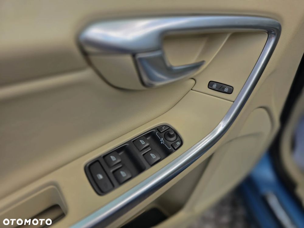 Volvo V60 D3 Summum - 24