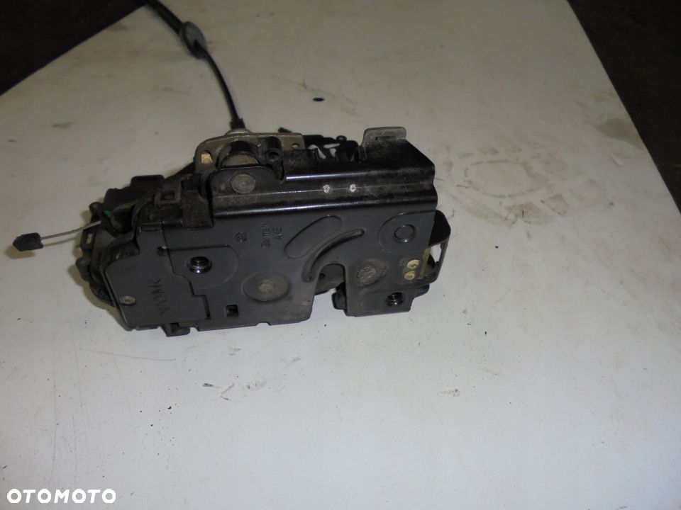 ZAMEK DRZWI PRAWY TYL PASSAT B5 - 2