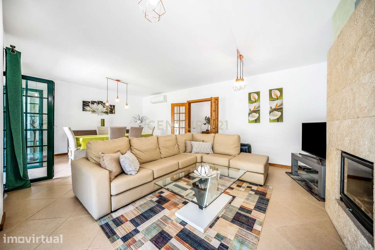 Moradia de Canto T2+2 com jardim em Condomínio Privado com Piscina – F - Grande imagem: 3/32